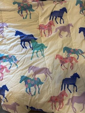 Comforter with horse print